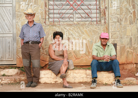 Tre i cubani di fronte a un muro di Trinidad Sancti Spiritus Provincia Cuba America Latina Foto Stock