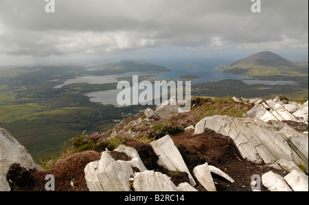Vista dalla cima del "Diamond Hill' nel Parco Nazionale del Connemara al porto Ballynakill Foto Stock