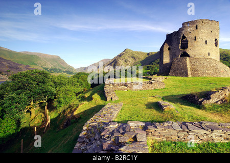 Il mantenere abbandonati di Dolbadarn Castle sulle rive del Llyn Padarn vicino a Llanberis nel parco nazionale di Snowdonia nel Galles del Nord Foto Stock