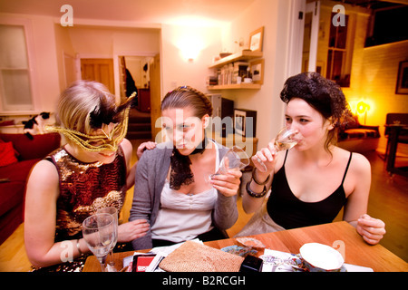 Un gruppo di giovani adulti si divertono ad una festa a casa a Londra Regno Unito Foto Stock