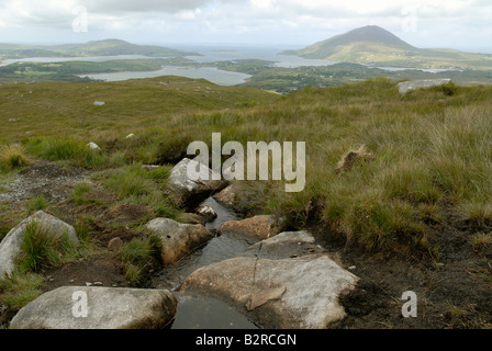 Vista dal Parco Nazionale del Connemara giù al Porto Ballynakill. Foto Stock