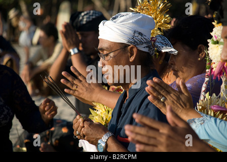 Bali Indonesia kuta beach uomo gruppo persone donna cantare di gioia tristezza celebrazione vita morte pregando la cremazione cerimonia Indù Foto Stock