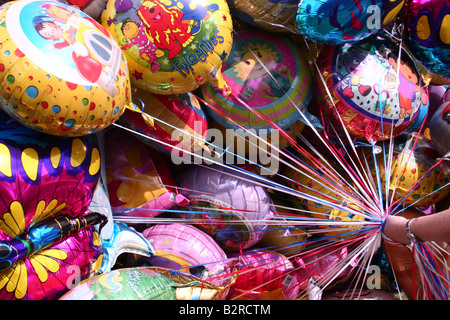 Un grappolo di palloncini in un festival Foto Stock