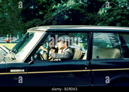 Gent seduta nel range rover auto con compagna di spettatori a corse di cavalli parigi francia Foto Stock