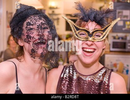 Un gruppo di giovani adulti si divertono ad una festa a casa a Londra Regno Unito Foto Stock