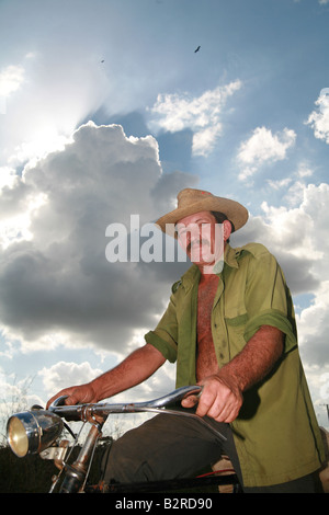 Uomo seduto su una bicicletta Vinales Pinar del Río Provincia Cuba America Latina Foto Stock