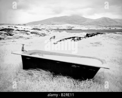 Immagine infrarossa della vecchia vasca da bagno Isle of Harris Ebridi Scozia UK Foto Stock