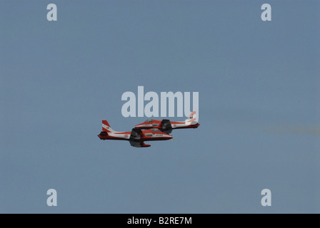 Due getti che si incrociano in acrobazia Display dalla forza aerea indiana(Surya Kiran Aerobatic Team) a Trivandrum,Kerala, India Foto Stock