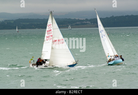 Cowes Week vela sul Solent off l'Isola di Wight in Inghilterra UK competere nella cortina di nubi opache condizioni atmosferiche Foto Stock