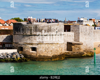 Round Tower parte di Portsmouth città vecchia pareti all'entrata del porto di Portsmouth Inghilterra Hampshire REGNO UNITO Foto Stock