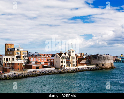 La torre rotonda parte di Portsmouth città vecchia pareti all'entrata del porto di Portsmouth, Hampshire, Inghilterra, Regno Unito Foto Stock