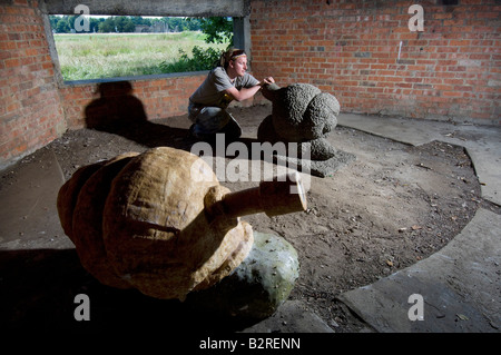 Snail Trail scultore "Jono Retallick' con il suo cast di oggetti artistici in metallo di lumache Foto Stock