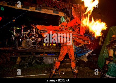 Glastonbury Festival Musicale 2008 Somerset REGNO UNITO NEL CESTINO una città notturna illuminata da fiamme rifiuti Mutoid Co tubi espulsori di fiamma Foto Stock