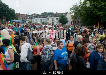 Regno Unito, Inghilterra, 2 agosto 2008. La folla arriva a Preston Park per Brighton il Gay Pride. Foto Stock