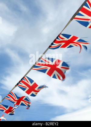 Molti piccoli union jack flag britannico e cielo blu Foto Stock