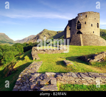 Il mantenere abbandonati di Dolbadarn Castle sulle rive del Llyn Padarn vicino a Llanberis nel parco nazionale di Snowdonia nel Galles del Nord Foto Stock