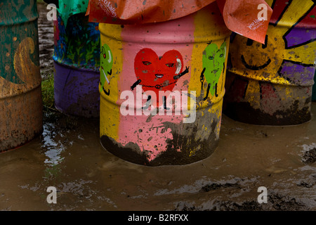 Glastonbury Festival Musicale 2008 Somerset REGNO UNITO alcune delle migliaia di dipinti a mano cestini della spazzatura Foto Stock