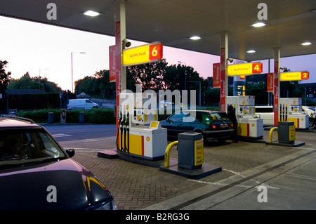 In Europa il Regno Unito Inghilterra stazione di benzina nel Regno Unito e il piazzale antistante al tramonto Foto Stock