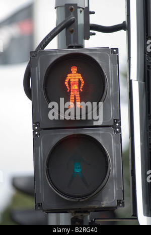 Un uomo rosso luce mostrando su un pellicano crossing. Foto Stock