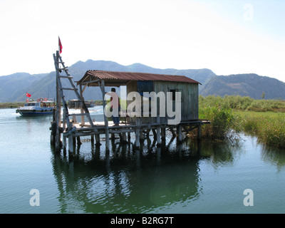 Gateway impedendo Barche inserendo estuario dove nidificano le tartarughe marine, costa Egea, Dalyan, Turchia Foto Stock