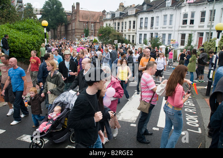 Regno Unito, Inghilterra, 2 agosto 2008. La folla arriva a Preston Park per Brighton il Gay Pride. Foto Stock