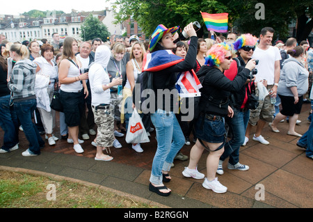 Regno Unito, Inghilterra, 2 agosto 2008. La folla arriva a Preston Park per Brighton il Gay Pride. Foto Stock