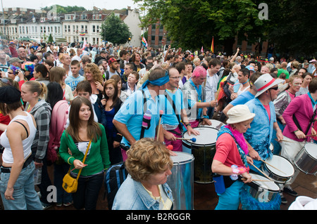 Regno Unito Inghilterra 2 Agosto 2008 Folla arriva a Preston Park per Brighton il Gay Pride. Foto Stock