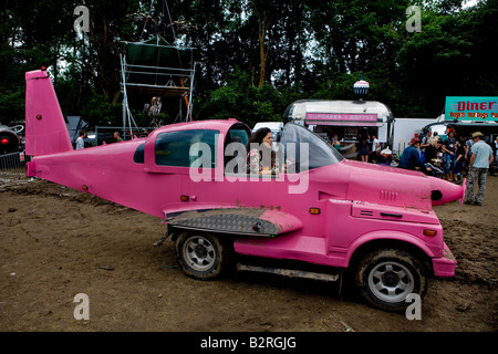 Glastonbury Festival Musicale 2008 Somerset Regno Unito nel Cestino il parcheggio della città una rosa a forma di piano auto Foto Stock