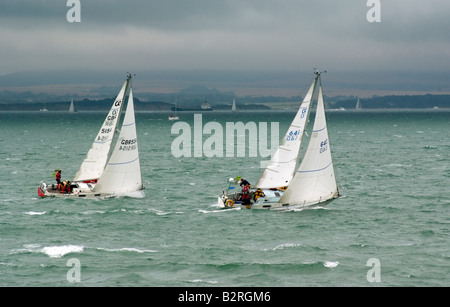 Cowes Week vela sul Solent off l'Isola di Wight in Inghilterra UK competere nella cortina di nubi opache condizioni atmosferiche Foto Stock