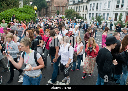 Regno Unito, Inghilterra, 2 agosto 2008. La folla arriva a Preston Park per Brighton il Gay Pride. Foto Stock