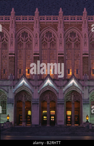 Biblioteca Suzzallo su Washington University campus in Piazza Rossa twilight Seattle nello Stato di Washington STATI UNITI D'AMERICA Foto Stock