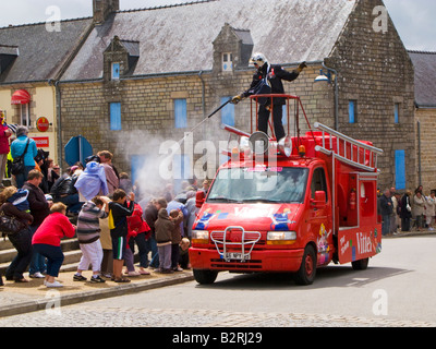 Acqua di Vittel pubblicità caravan impregna la folla in attesa del Tour de France 2008 Europa Foto Stock