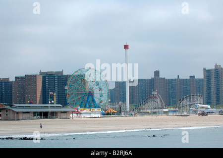 Vista di Coney Island Beach Boardwalk e appartamento complesso residenziale area circostante Foto Stock