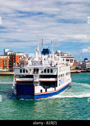 Isola di Wight traghetto per auto lasciando Gunwharf Quay, Portsmouth Porto, Hampshire, Inghilterra, Regno Unito Foto Stock