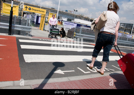 Aeroporto di heathrow terminal 3 passeggeri a strisce pedonali Foto Stock