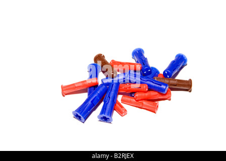 Un mucchio di rawl colorato tappi tappi diy spine a parete fissaggi a vite oggetto isolato silo Foto Stock