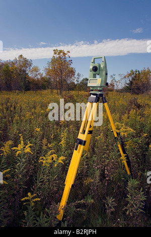 La stazione totale pronto per il lavoro nel campo Foto Stock