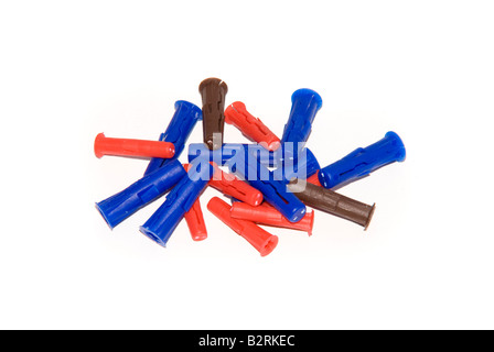 Un mucchio di rawl colorato tappi tappi diy spine a parete fissaggi a vite oggetto isolato silo Foto Stock