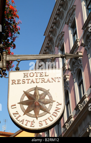 L'hotel segno in via Karlova di Praga decorata con fiori. Foto Stock