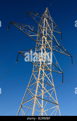 Telaio in acciaio torre idraulica e trasmissione di energia elettrica ad alta tensione i fili contro un cielo blu Toronto Foto Stock