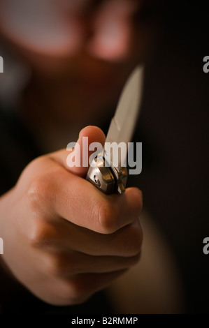 Thug tenendo in mano il coltello Foto Stock