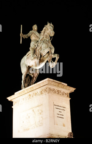 Statua di re Filippo IV di Spagna, montato su un cavallo, di fronte al Palazzo Reale di Madrid in Spagna Foto Stock