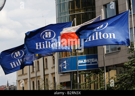 Bandiere di Hilton hotel di Repubblica Ceca e Unione europea sorvolano V. Celnici street a Praga Foto Stock