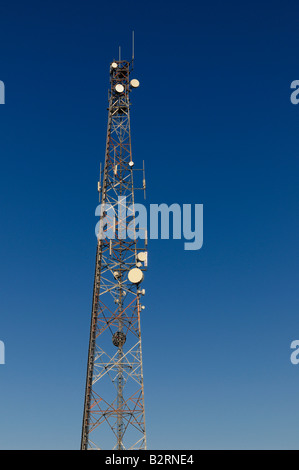 Telaio in acciaio accesso wireless a comunicazioni tramite telefono cellulare la torre contro un cielo blu Foto Stock