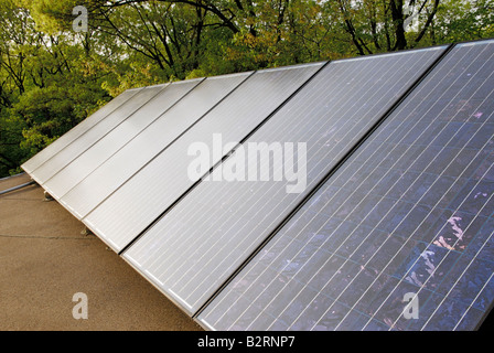 I pannelli solari fotovoltaici sul tetto di una casa Foto Stock