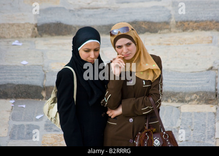 Elegante giovani donne nella città vecchia di Aleppo Siria Foto Stock