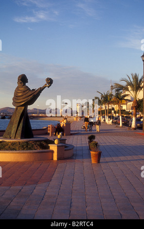 Passeggini sul Malecon lungomare a La Paz, Baja California Sur, Messico Foto Stock