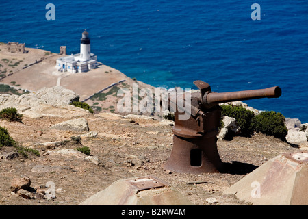 Il vecchio cannone francese su Cap Bon Tunisi con faro sullo sfondo Foto Stock