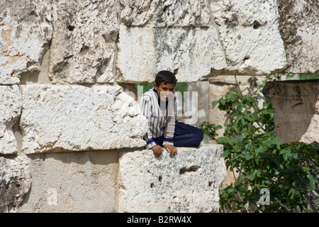 Ragazzo beduino in rovine Romane di Apamea in Siria Foto Stock