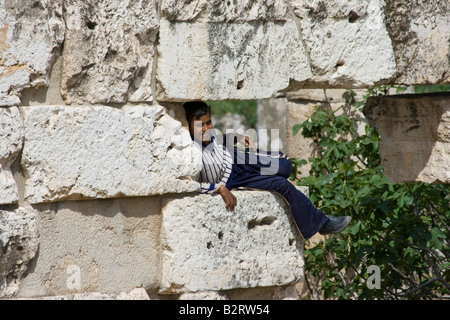 Ragazzo beduino in rovine Romane di Apamea in Siria Foto Stock